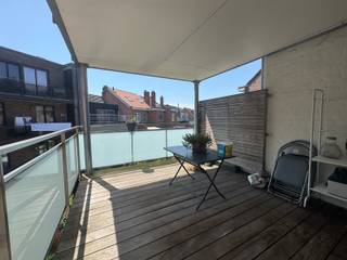 Appartement te huur in Dendermonde<br /><br />Ben je op zoek naar een instapklaar appartement met veel ruimte ? Dan is dit prachtige appartement precies wat je zoekt!<br /><br />Dit appartement beschikt over:<br /><br />2 ruime slaapkamers en Dichtbij het centrum van Dendermonde, volledig geinstalleerde keuken, mooie leefruimte met veel lichtinval.<br /><br />Gelegen dichtbij winkels, scholen, openbaar vervoer en op vlotte afstand van het centrum en belangrijke invalswegen.<br /><br />Extra troeven: Energiezuinig, volledig geschilderd en instapklaar, <br /><br />Interesse? Neem vandaag nog contact op voor een bezoek op 0492/82.50.00: Jerko