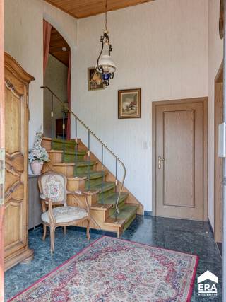 <p>Deze rustig gelegen split-levelwoning uit 1968 met een grote, zuidgerichte tuin beschikt over 3 slaapkamers en een inpandige garage. De praktische indeling maakt het aangenaam wonen. Ideaal voor wie houdt van rust, maar toch een vlotte toegang wenst tot belangrijke invalswegen.</p><p><br /></p><p><span>Renovatieplicht: bij het verwijderen van de houtkachel en het overschakelen naar een condenserende gasketel ga je al voldoen aan de renovatieplicht. </span></p><p><br /></p><p><strong>Troeven:</strong></p><ul><li><strong><span></span></strong>Grote, zuidgerichte tuin </li><li>3 slaapkamers </li><li>Keuken met zicht op de tuin </li><li>Vlotte toegang tot invalswegen (Mol, Lommel, Pelt en Eindhoven) </li><li>Lichtrijke woonkamer </li><li>Inpandige garage </li></ul>