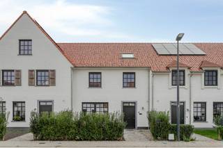 <p><span>Recente, energiezuinige woning met 4 slaapkamers en garage in Harelbeke</span></p><p><span> </span></p><p><span>In de Fagotstraat 6 in Harelbeke bevindt zich deze recente, instapklare woning (bouwjaar 2023) met een bewoonbare oppervlakte van ca. 185 m² op een perceel van 185 m².</span></p><p><span>De woning biedt een lichtrijke leefruimte met open, volledig uitgeruste keuken en aansluitend een praktische berg- en wasplaats. Op de eerste verdieping bevinden zich 3 slaapkamers en een badkamer met ligbad en inloopdouche. De tweede verdieping beschikt over een vierde slaapkamer, een bureauruimte en een tweede badkamer. Buiten geniet je van een aangename tuin met terras. Via de achteruitweg bereik je de ruime, afzonderlijke garagebox.</span></p><p><span> </span></p><p><span>Troeven:</span></p><ul><li><span>Recente, instapklare woning (2023)</span></li><li><span>4 slaapkamers </span></li><li><span>2 volledig uitgeruste badkamers</span></li><li><span>Lichtrijke leefruimte met open keuken</span></li><li><span>Tuin met terras en achteruitweg</span></li><li><span>Ruime, afzonderlijke garagebox</span></li><li><span>Energiezuinig: EPC-label A+</span></li><li><span>Centrale ligging nabij winkels, scholen en voorzieningen</span></li></ul><p><span> </span></p><p><span>Technische informatie:</span></p><ul><li><span>EPC-label A</span></li><li><span>Verwarming via lucht-luchtwarmtepomp</span></li><li><span>Ventilatiesysteem C</span></li><li><span>Elektrische installatie is conform</span></li><li><span>Regenwaterput van 7.500 liter</span></li><li><span>Overstromingsscore: P-score A / G-score A</span></li><li><span>Stedenbouwkundige info: in aanvraag</span></li></ul><p><span> </span></p><p><span>Extra info of een bezoek?</span></p><p><span>Contacteer Valentine via 0475 85 14 91 of valentine@heritagevastgoed.be</span></p><p><span> </span></p>