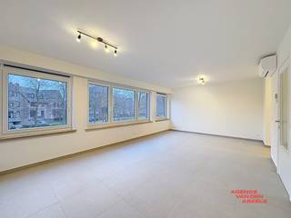 Dit perfect gerenoveerd appartement vinden we op wandelafstand van centrum Brugge. Het geniet van een uiterst rustige ligging in een mooi groen kader. Het appartement is gelegen op de 1ste verdieping van het gebouw. Via de inkom (met apart gastentoilet) komen we in de lichtrijke woonkamer met open en ingerichte keuken (voorzien van kookplaat, dampkap, koelkast, combi-oven, aansluiting wasmachine en aansluiting vaatwas). De slaapkamer vinden we achteraan met aanpalend het zonnig terras. De badkamer geniet van een wastafel met meubel, toilet en inloopdouche. Kortom, alle comfort dat u kan wensen. Kosten: € 80 forfait A.O. (jaarlijks geïndexeerd).