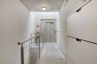 ✨ Te koop: ruim duplex appartement in hartje Genk ✨<br />Op zoek naar ruimte, comfort en een groene omgeving midden in de stad? Ontdek dit prachtig duplex appartement aan de Pastoor Raeymaekersstraat 23 bus 21, 3600 Genk.<br /><br />✅ 3 ruime slaapkamers<br />✅ Groot terras met prachtig zicht op groen<br />✅ Open keuken met leefruimte – ideaal voor gezellige avonden<br />✅ Ondergrondse staanplaats, kelderberging én extra staanplaats buiten<br />✅ 4 airco’s &amp; gashaard – comfort in elk seizoen<br />✅ Gelegen in het centrum van Genk – alles binnen handbereik<br /><br />Dit appartement combineert het bruisende stadsleven met de rust van een groene omgeving. Dankzij de royale indeling geniet je van licht, ruimte en een warm thuisgevoel.<br /><br />💰 Mis deze kans niet en maak van dit appartement jouw nieuwe thuis!<br />📞 Neem vandaag nog contact met ons op voor meer informatie of een bezichtiging: 0474 88 26 48