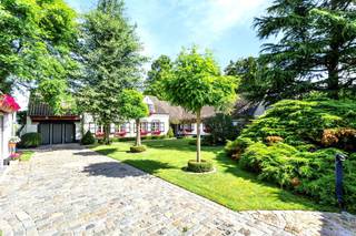 Authentiek charmant LANDHUIS, UNIEK gelegen genietend van een WAANZINNIG UITZICHT! Prachtig aangelegde TUIN, perfect onderhouden charmant landhuis, op 7200m2. Mooie inrijpoort, aangelegde oprit, prachtige binnentuin, TERRASSEN genietend van een waanzinnig uitzicht, prachtige tuin met siervijver en naturelle vijver, UNIEKE BLOEMSOORTEN en PRACHTIGE BOMEN. Indeling woning: inkom, gezellige grote leefruimte met mezzanine (bureau), geïnstalleerde keuken, ORANGERIE met prachtig zicht, 4 slaapkamers, badkamer, zolderruimte.