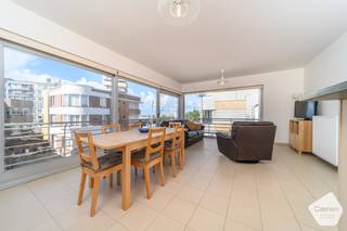 n de stijlvolle en kleinschalige Residentie Prestige bevindt zich dit instapklare hoekappartement. Rustig gelegen en toch vlak bij de Zeedijk, tramhalte en winkels. Ideaal voor vaste bewoning of als tweede verblijf aan zee.<br /><br /><strong>Indeling</strong>
<ul>
	<li>Lichtrijke hoekleefruimte</li>
	<li>Aansluitende keuken</li>
	<li>Twee slaapkamers aan de achterzijde</li>
	<li>Badkamer met douche en wastafel</li>
	<li>Afzonderlijk toilet</li>
</ul>
<strong>Troeven</strong>

<ul>
	<li>Gemeubeld aangeboden</li>
	<li>Buitenstaanplaats inbegrepen</li>
	<li>Gordijnen aanwezig</li>
	<li>Rolluiken aan de achterzijde</li>
	<li>Centrale verwarming op gas</li>
	<li>Mogelijkheid om afzonderlijk een garage aan te kopen in een nabijgelegen complex</li>
	<li>Kleinschalige residentie met slechts drie appartementen</li>
	<li>Rustige ligging vlak bij zee en openbaar vervoer</li>
</ul>
Een verzorgd en praktisch appartement op een uitstekende locatie. Zeker een bezoek waard!