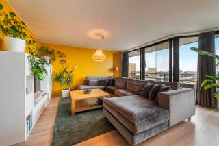 [[ DIT PAND NEEMT DEEL AAN DE ERA OPEN HUIZEN DAG OP 6/12 VAN 16:00 TOT 17:00 ]]
<p><strong>Ruim appartement met 3 slaapkamers, 2 terrassen en ondergrondse staanplaats nabij centrum Sint-Niklaas</strong></p>

<p>Op een <strong>gunstige locatie vlak bij het centrum van Sint-Niklaas</strong> bevindt zich dit <strong>ruim appartement</strong> dat uitblinkt door zijn <strong>grote bewoonbare oppervlakte</strong>, <strong>zeer royale leefruimte met open keuken</strong>, <strong>drie volwaardige slaapkamers</strong>, én de <strong>extra troeven van twee bergplaatsen en een ondergrondse staanplaats</strong>.</p>

<p>Gelegen op de <strong>vijfde verdieping</strong> verwelkomt de <strong>inkomhal (9m²)</strong> je met een <strong>apart gastentoilet (2m²)</strong>. Aan de rechterzijde bevindt zich de <strong>zeer ruime en lichtrijke leefruimte (45m²)</strong> met <strong>volledig uitgeruste open keuken</strong>, voorzien van <strong>kookplaat, oven en tal van ingemaakte kasten</strong>. Dankzij de <strong>twee zuidgerichte terrassen</strong> geniet je hier de hele dag van een <strong>prachtige lichtinval en een zonnige buitenruimte</strong>, perfect voor een gezellige koffiepauze of aperitiefmoment.</p>

<p>Aan de linkerzijde van de inkomhal leidt de <strong>nachthal (8m²)</strong> naar de <strong>drie slaapkamers (17-12-11m²)</strong>, waarvan één slaapkamer bovendien beschikt over een <strong>eigen terras</strong>.</p>

<p>Tot slot zijn er nog <strong>twee aparte bergplaatsen</strong> én een <strong>ondergrondse staanplaats</strong>, wat dit appartement niet enkel <strong>comfortabel maar ook uiterst praktisch</strong> maakt. Dit is verplicht bij het appartement aan te kopen voor 25.000 EUR. </p>

<p>Een <strong>ideale woonst voor wie ruimte, licht en functionaliteit wil combineren op een toplocatie dichtbij het centrum!</strong></p>