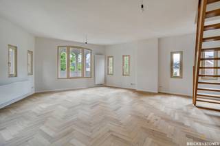 Located in a characterful corner building in the heart of vibrant Zurenborg, this fully renovated and exceptionally bright duplex apartment offers...