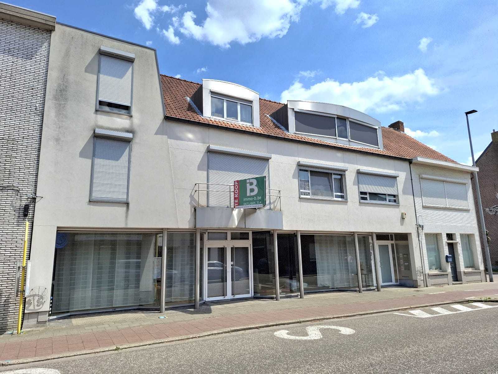 Opbrengsteigendom bestaande uit ruim handelspand met woonst en 3 appartementen - foto 1