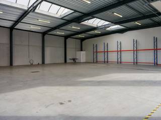 Kenmerken:<br />- Elektrische poort: Hoogte: 4,5 m Breedte: 4 m<br />- Aparte toegangs-/vlucht deur<br />- Minimale vrije hoogte: 6,25 m<br />- Gepolierde beton binnen - beton voor de poorten<br />- Sanitair aanwezig<br />- 4 parkeerplaatsen<br /><br />Modaliteiten:<br />- Overeenkomst terbeschikkingstelling<br />- exclusief BTW 21%<br />- onroerende voorheffing ten laste van de begunstigde, jaarlijks volgens aanslagbiljet<br />- gas + waterverbruik op eigen naam<br />- elektriciteitsverbruik via doorfacturatie<br />- brandpolis: afstand van verhaal inbegrepen in de huurprijs<br /> <br />Bent u op zoek naar bedrijfsvastgoed bestaande uit een loods te huur in Zwevezele? Contacteer ons voor meer informatie of een bezoek ter plaatse.