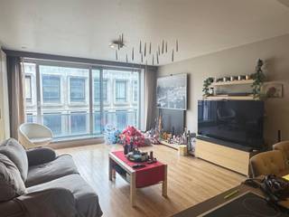 <p><span>Studio élégant aux finitions haut de gamme à Courtrai</span></p><p><span>Dans ce studio soigné, l’espace de vie ouvert forme un ensemble harmonieux avec la salle à manger et la cuisine et bénéficie d’une lumière naturelle abondante grâce à ses grandes baies vitrées. L'espace de vie est spacieux et agrémenté d'un parquet chaleureux. Les grandes baies vitrées renforcent la sensation d'espace et créent une ambiance ouverte et lumineuse. Une attention particulière a également été portée à l'éclairage et aux finitions, avec notamment des spots encastrés.</span></p><p><span>C'est dans cet espace de vie que se trouve la cuisine entièrement équipée, au design épuré et intemporel. Elle est dotée d'appareils Miele de grande qualité, notamment des fours, une plaque à induction et une machine à café intégrée. La combinaison d’armoires claires, d’un plan de travail foncé et de nombreux rangements crée un ensemble à la fois esthétique et pratique.</span></p><p><span>Le lit double, entièrement intégré dans le placard mural</span><span>,</span><span>constitue un atout particulièrement astucieux </span><span>. Lorsqu’il n’est pas utilisé, il disparaît discrètement derrière les portes du placard, laissant tout l’espace de vie disponible. Cela permet d’exploiter au mieux la surface disponible et rend l’appartement particulièrement pratique lorsque vous souhaitez recevoir des invités.</span></p><p><span>La salle de bains est aménagée avec soin et dispose d’une grande baignoire d’angle, d’un lavabo, d’un miroir et de nombreux rangements.</span></p><p><span>L'appartement est situé à Courtrai, près de l'eau et à proximité des commerces, des restaurants et autres commodités.</span></p><p><span>Un bien attrayant pour ceux qui apprécient </span><span>l'espace, le confort moderne, les matériaux de qualité et un agencement bien pensé</span><span>, le tout combiné à un emplacement central à Courtrai.</span></p>