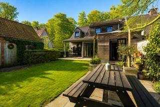 Deze uiterst charmante halfopen woning met bijgebouw is gelegen in een groene en rustige omgeving, vlakbij de vaart en de E10-plas, een ideale locatie voor fiets- en wandelliefhebbers.<br /><br /><strong>Indeling hoofdwoning</strong><br />Via de verzorgde voortuin betreedt u de woning in de inkomhal. De gezellige woonkamer met eetruimte vormt het hart van het huis. Aansluitend bevindt zich de ruime keuken. Achteraan is er een polyvalente ruimte die kan ingericht worden als bureau, speelkamer of extra zithoek. Vanuit de keuken, eetkamer én polyvalente ruimte heeft u directe toegang tot de tuin.<br />Op de eerste verdieping bevinden zich momenteel twee ruime slaapkamers (voorheen drie, eenvoudig terug te brengen naar de oorspronkelijke indeling) en een badkamer uitgerust met ligbad, lavabomeubel, toilet en aansluiting voor wasmachine en droogkast.<br />Verder beschikt de woning over een praktische zolderruimte.<br /><br /><strong>Bijgebouw</strong><br />Achteraan het perceel bevindt zich een bijgebouw.<br /><br /><strong>Tuin en extra’s</strong><br />De prachtig aangelegde tuin met vijver en verschillende zithoeken biedt een oase van rust en privacy.<br />Daarnaast is er een ruime garage met opbergzolder, evenals een kelder en kruipruimte onder de hoofdwoning.<br /><br /><strong>Bijzonderheden:</strong><br />+ EPC: C – 285 kWh/m²<br />+ Groene, rustige omgeving<br />+ Nabij vaart en E10-plas