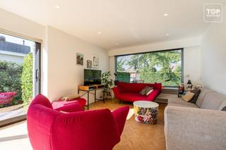 Deze gerenoveerde halfopen bebouwing is gelegen in een rustige, autoluwe en kindvriendelijke straat, op korte afstand van scholen, winkels en de R4.<br /><br />De woning werd mooi gerenoveerd en geniet dankzij de vele raampartijen van bijzonder veel natuurlijk licht. <br /><br />De ruime living en keuken zijn beide zeer lichtrijk en dienen als aangename en open leefruimtes.<br /><br />Verder beschikt de woning over drie slaapkamers, twee toiletten en een praktische indeling. <br /><br />Vooraan is er een eigen oprit met toegang tot de zeer ruime garage, die naast plaats voor de wagen ook als wasplaats dient en heel wat extra berg- en opbergruimte biedt.<br /><br />Achteraan bevindt zich de aangename tuin, die rechtstreeks grenst aan een rustige speeltuin. Een mooie extra troef die de woning bijzonder geschikt maakt voor gezinnen met kinderen.<br /><br />Een instapklare gezinswoning die een rustige ligging combineert met veel licht, ruimte en praktisch comfort, met scholen, winkels en de R4 vlot bereikbaar.<br /><br />Bel Top Vastgoed voor een bezoek op 0475 700 700
