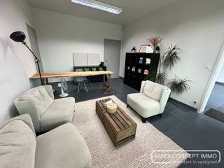 Open kantoorruimte te huur van 24 m² op 2 km van Kortrijk centrum<br />Aanpalend kantoor nr. 5 (48m²) met verbindingsdeur kan bij gehuurd worden.<br /><br />Deze ruimte is ondergebracht in een kleinschalig burelencomplex in een mooie gerenoveerde site.<br /><br />Gezamenlijke toiletten, keukentje en wachtplaats.<br /><br />1 centrale ingang.<br /><br />Parking is voorzien voor het gebouw.<br /><br />Huurprijs: 285€/maand + maandelijkse provisie voor gemeenschappelijke kosten. (+BTW)<br /><br />Wenst u een bezoek? Gelieve ons te contacteren.<br />