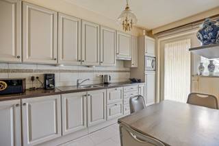 Dit mooi appartement is gelegen op de tweede verdieping, waarbij je een prachtig uitzicht hebt op de middeleeuwse Wallen aan de overzijde.Dit...