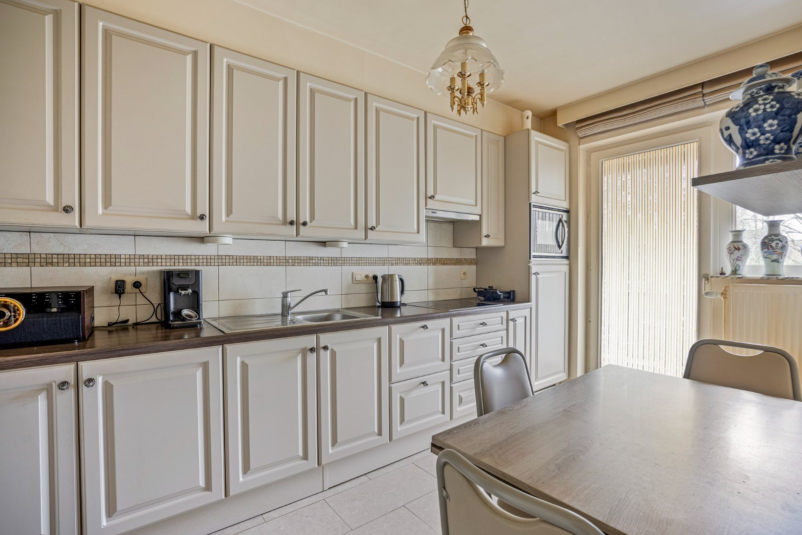 INVESTERINGSPAND: Ruim appartement met garage en zicht op de middeleeuwse Wallen te Tongeren - foto 2