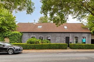 Ruime modernistische woning met 3 (+1) slaapkamers, tuin en carport op TOP-ligging!Deze lichtrijke en karaktervolle woning biedt een geslaagde combinatie van ruimte, functionaliteit en modernistische architectuur, op een rustige locatie op wandelafstand van het centrum van Asse.Indeling gelijkvloers:U betreedt de woning via een centrale inkomhal die toegang geeft tot:•Aan de linkerzijde bevindt zich een ruime, zonovergoten leefruimte die naadloos overgaat in de volledig uitgeruste keuken. Boven de keuken bevindt zich een stijlvolle mezzanine, perfect als cosy leeshoek of bureauruimte (voorheen, zie laatste foto).•Aan de rechterzijde van de hal vindt u een praktische (was)berging met aansluiting voor wasmachine en droogkast en voldoende stockageruimte, een aparte toilet, én een polyvalente ruimte die dienst kan doen als eetkamer, speelkamer/fitnessruimte (voorheen), hobbyruimte of zelfs vierde riante slaapkamer (heden).Zowel de leefruimte als de polyvalente kamer geven uit op de ruime, onderhoudsvriendelijke tuin, die de woning langs meerdere zijden omringt. Meerdere terrassen maken het aangenaam vertoeven in elk seizoen!Verdieping:Op de eerste verdieping bevinden zich drie volwaardige slaapkamers, een badkamer met ligbad, lavabo en een tweede toilet. De open vide geeft extra ruimtelijkheid en visueel contact met de leefruimte beneden.Extra troeven:•Aparte (wijn)kelder•Overdekte parkeerplaats / carport•Rustige ligging, op wandelafstand van winkels, station en voorzieningenDeze woning is ideaal voor wie ruimte en licht zoekt in combinatie met een praktische indeling. Interesse? Neem contact op voor een bezichtiging en mis deze kans niet!Bereikbaar via 02/460.80.46 of info@structura.be