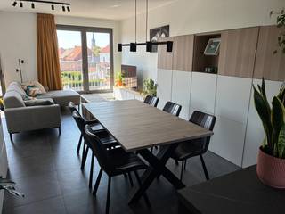 Ruim en lichtrijk appartement in hartje Arendonk<br /><br />In dit appartement op de bovenste verdieping van een unit met 5 appartementen heb je een weids uitzicht over de “skyline” van Arendonk. Doordat het appartement aan het uiteinde van het gebouw ligt, en er geen appartementen/hogere gebouwen tegenover gelegen zijn, heb je geen inkijk maar wel een open zicht op de omgeving.<br />Vanuit de inkomhal met gastentoilet kom je binnen in de keuken, uitgerust met alle apparaten zoals een combi-oven, elektrische kookplaat en vaatwasser, en een groot keukeneiland waaraan je gezellig kunt aperitieven. Aanpalend aan de keuken vind je de berging waar je de wasmachine, droogkast en voorraad kwijt kunt. Op deze keuken geeft een groot terras van 20m² uit waarop je 's ochtends in het zonnetje kunt ontbijten, en waar het 's avonds na een warme zomerdag nog goed toeven is. <br />In de ruime en lichtrijke living is er plaats voor een grote eettafel, gezellige zithoek én een bureau. Via een gang die aan het tweede terras (12m², westelijk georiënteerd) grenst, kom je in de nachthal waar je de badkamer met dubbele lavabo, douche en tweede toilet vindt, en 2 slaapkamers. Alle ruimtes zijn voorzien van vliegenramen.<br />Onder het gebouw bevinden zich tevens een berging en 1 ruime parkeerplaats, die inbegrepen zijn. Je fiets kan je kwijt in de gemeenschappelijke fietsenkamer op het gelijkvloers. <br /><br />Troeven van dit appartement:<br />- open zicht en privacy<br />- 2 grote terrassen<br />- Hoge plafonds en veel lichtinval door de hoge ramen rondom in de leefruimte<br />- Op wandelafstand van het centrum van Arendonk, maar toch rustig gelegen<br />- EPC label A<br />- recent gebouw (2021)