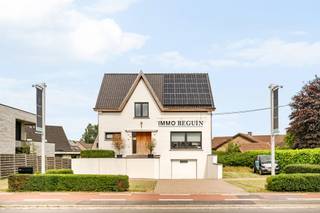 <p>Dit kantoorgebouw + appartement/extra kantoor met parking en tuin is ideaal commercieel gelegen genietend van visibiliteit. <br />Tevens ideale opbrengsteigendom bestaande uit 2 huisnummers.</p><p>* Gelijkvloers: Handige kelder/garage, + veel bergruimte<br />* Verdiep 1: leuk ingerichte kantoorruimtes met keuken en sanitaire voorzieningen, <br />* Verdiep 2: extra ingerichte kantoorruimte/appartement met keuken, badkamer en eventuele slaapkamer</p><p>Voorzien van zonnepanelen, aparte tellers, cv aardgas, conforme elektriciteit.</p><p>Bezoek na afspraak met Immo Beguin; charlotte@immobeguin.be</p>