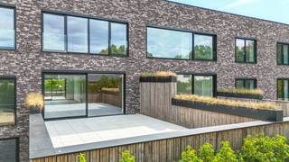 Deze ongewone woning triggert de zinnen : een volledig instapklare woning (spiksplinternieuw!) met een moderne afwerking en met op het gelijkvloers al een aparte slaapkamer/bureauruimte in een niet te evenare omgeving? U heeft ze gevonden!<br /><br />Grote raampartijen aan voor- en achterzijde zorgen voor een overvloed aan natuurlijk licht en versterken het open en luchtige gevoel van de woning.<br /><br />De leefruimte is afgewerkt met een lichte parketvloer en loopt naadloos over in de ruime, nog te installeren keuken. Alle voorzieningen zijn reeds aanwezig voor een kookeiland met spoelbak enz; een aparte berging bevindt zich langs de keuken. Aansluitend bevindt zich het terras aan de voorzijde, toegankelijk via zowel de schuifdeur in de keuken als via de hal. <br /><br />Ook aan de achterzijde werd een tweede terras voorzien, zodat je op elk moment van de dag van de zon kunt genieten.<br /><br />Op het gelijkvloers is er tevens een gastentoilet aanwezig, met de nodige aansluitingen om er nog een handenwasser te plaatsen.<br /><br />Een verdieping hoger bevinden er zich 3 ruime slaapkamers en aan badkamer; een tweede berging zorgt voor voldoende opbergplaats of kan dienst doen als dressing.<br /><br />Deze woning is volledig onderkelderd , heeft een inpandige garage : toegankelijk via de achterzijde.<br /><br />Wonen in dit éénmalige luxe-project is de parel op de kers voor eigenaars die houden van een rustige groene omgeving (met uitzicht op een paardenweide) maar toch geen onderhoud aan de tuin willen; deze woning heeft immers enkel terrassen in eigen gebruik; de prachtige gemeenschappelijke tuin aan de voorzijde geeft de eeuwige illusie om altijd op verlof te zijn!<br /><br />Het domein is omheind en bezoekers bellen vooraan aan en kunnen dan pas toegang krijgen tot de eigen voordeur.<br /><br />De woningen in dit residentiële park hebben een uitstekende afwerking en zijn voorzien van zonnepanelen; verwarming is op aardgas.<br /><br />Met een directe verbinding naar de autosnelweg en winkels is de cirkel rond : exclusief wonen op een uitzonderlijke plek en verkoop onder registratie ipv BTW maken het plaatje compleet!<br /><br />Pluspunten:<br />- exclusief woonpark = zo vind je geen 2de!!<br />- Zonnepanelen aanwezig<br />- Ruim<br />- Volledige “nieuwbouw” met hoogwaardige afwerking<br />- Grote leefruimte<br />- Twee ruime terrassen en veel lichtinval<br />- 4 slaapkamers <br />- Strakke, hoogwaardige afwerking <br />- Ideale locatie<br />- 2% registratierecht i.p.v. 21% BTW<br />- Inpandige garage en kelder met bergruimte<br />- Topligging nabij natuur én autosnelwegen<br /><br />Voor een bezichtiging of meer informatie, bel ons op 078/78.78.70 of spring gerust eens binnen in ons kantoor – je bent altijd welkom!