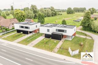 Deze prachtige BEN-woningen, net over de grens van Lokeren, EN 2 vd 4 reeds verkocht!!, vormen een bijzonder ijkpunt in het landschap. Hun...