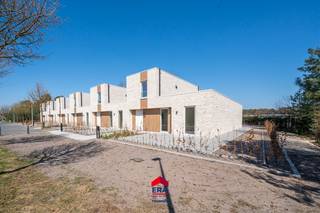 Prachtige, volledig uitgeruste nieuwbouwwoning met 3 slaapkamers, bureel en privatieve tuin met tuinberging te koop in Lommel. Het project Hezerbos...