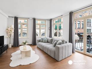 Op een absolute toplocatie in het historische hart van Brugge, op wandelafstand van de Grote Markt, winkels, horeca en tal van andere voorzieningen, bevindt zich dit lichtrijke appartement van ca. 90 m² op de eerste verdieping.<br />Het appartement omvat een inkomhal, een ruime leefruimte van ca. 30 m² met bijzonder veel natuurlijke lichtinval, een afzonderlijke keuken, twee slaapkamers, een badkamer, apart toilet en een aangenaam stadsterras.<br />Hoewel het appartement zowel technisch als naar afwerking toe nog renovatie vraagt, biedt het een uitstekende opportuniteit om het volledig naar eigen smaak en hedendaagse normen te moderniseren. Een belangrijke troef is alvast het gunstige EPC-label B, waardoor er geen renovatieplicht van toepassing is.<br />Het appartement is momenteel verhuurd en kan daardoor zowel interessant zijn voor eigen bewoning alsook voor wie op zoek is naar een investering op een uitzonderlijk centrale ligging in Brugge!<br />De vermelde prijs is een richtprijs. Elk bod hoger of lager dan de vermelde prijs wordt overgemaakt aan de eigenaar die zich het recht voorbehoudt om dit al dan niet te aanvaarden. (Vg, Gmo, Wche, Gvkr, Gvv)