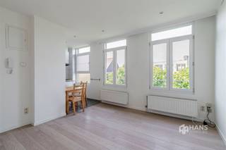 <p><span>Appartement lumineux (.. m²) avec 1 chambre à Anvers (2000).</span></p><p><span> </span></p><p><span>L'appartement bénéficie d'un emplacement de choix pour ceux qui aiment la vie urbaine animée : à proximité de la place Marnix et de la place Mechelseplein, à quelques pas du quartier Zuid et du centre-ville historique, facilement accessible à pied. De plus, vous bénéficiez ici d’une desserte optimale par les transports en commun et le système de vélos en libre-service, et l’autoroute n’est qu’à quelques minutes en voiture. Un emplacement de choix pour les citadins qui apprécient une bonne accessibilité !</span></p><p><span> </span></p><p><span>L'appartement est situé au dernier étage d'un petit immeuble composé de 4 appartements. Il comprend un espace de vie lumineux avec cuisine ouverte (20 m²) donnant sur l’avant, une salle de bains (3 m²) avec cabine de douche, WC, meuble-lavabo et sèche-serviettes, ainsi qu’une chambre séparée (13 m²) à l’arrière. À l'entresol, un débarras séparé avec branchement pour lave-linge est à votre disposition, et le couloir est équipé d'une armoire à chaussures très pratique.</span></p><p><span> </span></p><p><span>Envie de vivre au cœur de la ville avec tout à portée de main ? Ne manquez pas cette opportunité !</span></p><p><span> </span></p>