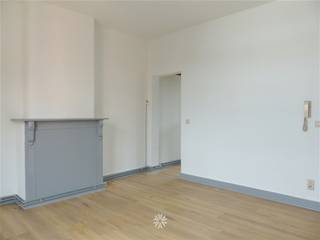 <p><span>GENT - Bommelstraat:  Op zoek naar een praktische studio te huur in Gent? Dan is dit pand misschien iets voor u.</span></p><p><span> </span></p><p><span>De belangrijkste troeven in een notendop:</span></p><ul><li><span>Goed bereikbaar met auto en het openbaar vervoer</span></li></ul><ul><li><span>Geen gemeenschappelijke kosten </span></li><li><span>Klein schalig gebouw </span></li><li><span>Géén aansluiting wasmachine.</span></li></ul><p><span> </span></p><p><span> </span></p><p><span>Zo ziet de indeling eruit:</span></p><p><span>De studio omvat een woon-en slaapruimte, geïnstalleerde keuken (kookplaat, dampkap, spoelbak, koelkast) en badkamer (douche, toilet en lavabo).</span></p><p><span> </span></p><p><span>Geen studenten. Domicilie verplicht. </span></p><p><span>Géén aansluiting wasmachine.</span></p><p><span> </span></p><p><span>Huurprijs: € 520 + € 120 provisie EGW  </span></p><p><span>Beschikbaar vanaf 01/09/2026. </span></p><p><span> </span></p><p><span>Neem contact op met Axel Lenaerts makelaars voor een bezoek via onze website.</span></p>
