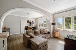 Ben je op zoek naar een gezellige woning in een doodlopende straat op een steenworp van het centrum van Lebbeke? GEVONDEN!!!<br /><br />De woning kenmerkt op de benedenverdieping de inkomhal, de keuken (vaatwasser, inductiekookplaat, dampkap, koelkast en dubbele spoelbak), de lichtrijke woonkamer met gezelligheid van een pelletkachel en de badkamer met enkele wastafel in meubel, toilet en ligbad met extra sproeikop.<br /><br />Op de eerste verdieping zijn er 3 slaapkamers waarvan 1 met een extra dressing aanwezig.<br /><br />Verder is de woning volledig onderkelderd en is hier ook een garage in aanwezig.<br />Op de oprit is er parkeerplaats voor 3 auto's en elke zonnestraal kan meegenomen worden in de goed georiënteerde voortuin.<br /><br />TROEVEN IN EEN NOTENDOP:<br /> - uitstekende locatie!<br /> - Nieuwe CV ketel!<br /> - Parkeermogelijkheden!<br /> - Zonnige voortuin!<br /> - Rolluiken aanwezig!<br /><br />Meer informatie/een bezoek? Maak eenvoudig jouw afspraak op WWW.WOONVAST.BE of contacteer Jonas op 0468 19 11 62 of via jonas@woonvast.be