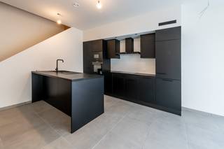 Aan de Kuringersteenweg met huisnummer 43 vinden we deze pas gebouwde moderne stadswoning met een totale bewoonbare oppervlakte van 208,64m2 op een perceel van 88m2.<br />De ligging tussen de kleine en grote ring maakt het een ideale stadswoning, scholen en winkels zijn in de directe omgeving te vinden alsook het station.  Via de Kuringersteenweg is de grote ring ook in de nabijheid van waaruit het naar alle omliggende gemeenten en steden kan. Voor autopendelaars zijn opritten 28 en 29 van de E313 ook op enkele kilometers te bereiken….<br /><br />Onmiddellijk bij het betreden van de woning wordt duidelijk dat het om een zeer ruime woning gaat: het gelijkvloers heeft een totale oppervlakte van 64,37m2 en is voorzien van een inkomhal, gastentoilet, berging, fietsenstalling, leefruimte van 35,80m2, een terras en een stadstuintje.<br />De drie (!) hoger gelegen niveau’s tellen elk 48,09m2. Op de 1<sup>ste</sup> verdieping treffen we de eerste slaapkamer, een toilet en de ruime badkamer aan (voorzien van een dubbele lavabo, bad én inloopdouche). Op de 2<sup>de</sup> verdieping zijn er 2 slaapkamers en de 3<sup>de</sup> verdieping huisvest de zolder, verdeeld in een ingericht stuk dat dienst kan doen als 4<sup>de</sup> slaapkamer, hobbbyruimte, homeoffice (…) en een opbergzolder.<br /><br />De woning heeft veel lichtinval, door de oppervlakte van meer dan 208m2 hebben alle kamers extra ruimte. Waar vind je nog een nieuwbouwwoning met o.a. slaapkamers van +16m2, plafondhoogtes van max 2m85, een leefruimte met grote keuken van 35,80m2, een aparte fietsenberging met eigen ingang, 10 zonnepanelen en een fantastische EPC-score van 27?<br /><br />De woning is helemaal af, kan bij de notariële akte direct betrokken worden én kan zelfs aan 6% BTW gekocht worden!<br /> 