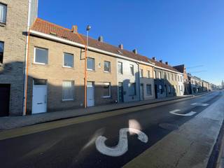 Deze gerenoveerde woning met twee slaapkamers, terras, garage en staanplaats is terug te vinden op een steenworp van centrum Roeselare. Het eigendom...