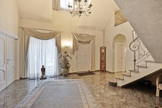 Deze statige villa, gelegen op een gunstig georiënteerd en groen perceel van maar liefst 3.174 m², combineert ruimte, een klassieke uitstraling en...