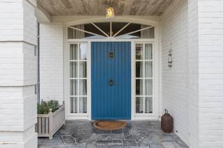 Op een uitzonderlijke locatie, op enkele minuten wandelen van het strand, verschuilt zich deze stijlvolle villa in een oase van groen en rust. Een eigendom waar ruimte, comfort en charme perfect samenkomen.<br /><br />De statige oprit verwelkomt u op dit prachtig perceel van 1.350 m² en zet meteen de toon. Binnenin wordt u ontvangen in een royale inkomhal met open trap, die leidt naar een lichtrijke leefruimte met warme uitstraling en gezellige haard. De grote glaspartijen creëren een naadloze verbinding met de zonnige tuin en laten het daglicht rijkelijk binnenstromen.<br /><br />De eetruimte sluit harmonieus aan en vormt samen met de aparte, volledig uitgeruste keuken het hart van de woning — ideaal voor wie houdt van tafelen en genieten. Op het gelijkvloers vindt u daarnaast een multifunctionele kamer die perfect dienst kan doen als bureau, speelkamer of extra slaapkamer. Een gastentoilet en technische ruimte vervolledigen dit niveau.<br /><br />Boven wachten vier volwaardige slaapkamers, een stijlvolle badkamer, een afzonderlijke douchekamer en een apart toilet. De indeling biedt optimaal comfort voor een gezin of voor wie graag gasten ontvangt. Extra bergruimte is voorzien op de zolder.<br /><br />Ook buiten ontbreekt het aan niets: een praktische tuinberging en een carport voor twee wagens zorgen voor extra comfort. De volledig omheinde tuin garandeert maximale privacy en vormt een ideale plek om in alle sereniteit te ontspannen.<br /><br />Deze eigendom biedt niet alleen een unieke ligging vlak bij zee, maar ook energiezuinig wonen dankzij zonnepanelen en een gunstig EPC B-label. De volledige kruipkelder verhoogt het praktische comfort.<br /><br />Een instapklare villa waar levenskwaliteit centraal staat — een zeldzame kans op een toplocatie aan de kust.<br /><br />