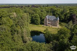 <p><span>Schitterend neotraditioneel kasteel uit 1898, gelegen op een parkdomein van meer dan 3 hectare, biedt een uitzonderlijke combinatie van historische charme en moderne comfort.</span></p><p><span> </span></p><p><span>INDELING</span></p><p><span> </span></p><p><span>Gelijkvloers:</span><span> </span></p><p><span>Via een hoger gelegen portiek toegang tot de royale inkomhal met authentieke mozaïekvloer en open haard zet meteen de juiste toon. De royale ruimtes op de begane grond zijn voorzien van kamerhoge ramen, mooie planché of parketten vloeren en indrukwekkende plafondhoogtes.</span></p><p><span>Er zijn vier hoofdvertrekken met  schouwmantels en diverse dienstvertrekken, een ruime keuken, een biljart kamer met aansluitende badkamer.</span></p><p><span> </span></p><p><span>Eerste verdieping:</span><span> </span></p><p><span>De eerste verdieping is bereikbaar via een indrukwekkende trapzaal met een massieve houten trap en originele elementen. De centrale gang leidt naar zes goed geproportioneerde kamers, waaronder twee slaapkamers, twee dressings, een bureau en twee hobbykamers. De verdieping is voorzien van een badkamer met dubbele wastafel en inloopdouche, twee toiletten en een wasruimte.</span></p><p><span>De kamers zijn afgewerkt met houten vloeren en bieden een prachtig uitzicht over het park.</span></p><p><span> </span></p><p><span>Tweede verdieping:</span><span> </span></p><p><span>De tweede verdieping is bereikbaar via een tweede (dienst)trap, de gang geeft uit op een grote hobbykamer, drie slaapkamers en een badkamer. Verder zijn er zolderkamers, waaronder een atelier met glazen plafond en torenkamer, die het pand verder karakteriseren.</span></p><p><span> </span></p><p><span>Zolder:</span></p><p><span>De impressionante zolderverdieping is recent geïsoleerd en biedt diverse mogelijkheden voor verdere invulling. Deze verdieping biedt nog tal van mogelijkheden.</span></p><p><span> </span></p><p><span> </span></p><p><span>Kelderverdieping:</span><span> </span></p><p><span>Het kasteel is volledig onderkelderd en biedt een groot aantal functionele ruimtes. De kelder bevat een wijnkelder, werkruimte, fietsberging, toilet, cv-ruimte en meer. De kelder is volledig droog en biedt veel potentieel.</span></p><p><span><br /><br /></span></p><p><span>Tuin:</span><span> </span></p><p><span>De tuin is vrijwel volledig omheind en biedt een oase van rust en privacy. Vooraan het pand bevindt zich een grote, natuurlijke vijver, omringd door een fraaie bomenpartij. De tuin bevat ook een Duitse bunker uit de Eerste Wereldoorlog en een ijskelder.</span></p><p><span> </span></p><p><span> </span></p><p><span> </span></p><p><span> </span></p>