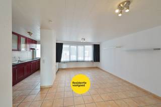 Dit aangename appartement, gelegen op de tweede verdieping van een verzorgd en goed onderhouden gebouw in de Aalststraat, is op korte wandelafstand van zee, strand en diverse voorzieningen.<br /><br />Bij het binnenkomen wordt u verwelkomd in een ruime en lichtrijke leefruimte, die naadloos overgaat in de halfopen keuken met praktische berging. De badkamer, centraal in het appartement, is voorzien van een douche en toilet. Aan de achterzijde bevinden zich twee slaapkamers met een rustgevend, groen uitzicht. Het zonnige balkon biedt een extra troef en nodigt uit om te genieten van het buitenleven.<br /><br />Verder is er een private berging inbegrepen, ideaal voor het opbergen van extra materiaal.<br /><br />Het gebouw beschikt over een gemeenschappelijke fietsenberging en heeft geen syndicus, wat bijdraagt aan lagere kosten. In het gebouw is er geen lift voorzien. <br /><br />Heeft dit appartement uw interesse gewekt? Neem gerust contact op voor meer informatie of een bezoek ter plaatse!<br /><br />Elektrische verwarming - Maandelijkse huurprijs: €800,00 - Onmiddellijk beschikbaar - EPC: 564 kWh / (m² jaar) - Label F - Ref.OU28787.