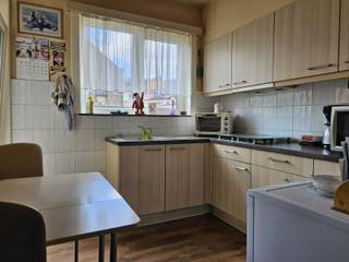 Mooi en goed gelegen appartement met 2 slaapkamers, ruime woonkamer, badkamer, inkomhal met gastentoilet, keuken, balkon, kelderberging en garage.Het...