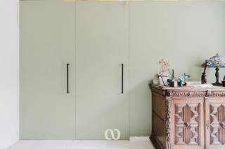 Ben jij op zoek naar een ruime woning op een perceel van maar liefst 6.095 m² in Kruishoutem? Gevonden!<br /><br />De uitzonderlijk grote tuin, de drie slaapkamers, de twee badkamers en de volledig afgewerkte leefruimte en keuken zijn maar enkele van de vele troeven die we hier terugvinden. Dankzij de ligging vlakbij de E17 geniet je bovendien van een uitstekende bereikbaarheid richting Gent, Kortrijk en de omliggende gemeenten.<br /><br />Deze eigendom biedt een unieke combinatie van een ruim perceel en een bijzonder vlotte verbinding, ideaal voor wie ruimte zoekt zonder in te boeten op bereikbaarheid.<br /><br />Lijkt deze woning wel iets voor jou? Aarzel dan zeker niet en contacteer ons vandaag nog voor meer informatie of een bezoek!