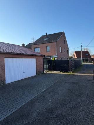 Deze landelijk gelegen recente en energiezuinige woning is een echte topper als je houdt van ruimte en rust. Op het gelijkvloers bevinden zich de inkomhal, bureel met ingewerkte personen lift, apart gastentoilet, lichtrijke living met aansluitend de ingerichte keuken en berging. Achteraan bevindt zich een ruime veranda die uitgeeft op de tuin met toegang tot de dubbele garage.<br />De 1e verdieping beschikt over 4 slaapkamers waarvan 1 met lift en de grote badkamer met douchecabine en regendouche, dubbel lavabomeubel en toilet. Op de 2de verdieping hebben we de 5de en 6de slaapkamer.<br />De woning beschikt over 18 zonnepanelen van elk 405 Wp en recente CV-ketel. E-peil A (66 ) Regenput. Achter toegang wat heel praktisch is. <br />Voor de woning hebben we ook nog enkele privatieve staanplaatsen. Topper!