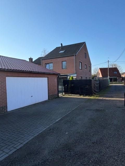 Super gelegen en ruime instapklare woning met 6 slpks, bureel, lift, tuin en garage. - foto 3
