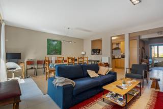 Op een uitstekende locatie vlak naast de Louizalaan bevindt zich dit ruime duplex appartement met 2 slaapkamers. Dankzij deze gegeerde ligging geniet u van een vlotte verbinding met het bruisende stadscentrum van Brussel, tal van winkels, restaurants, openbaar vervoer en alle dagelijkse voorzieningen. Bovendien zorgen de nabijheid van belangrijke invalswegen en de Europese wijk ervoor dat deze locatie zowel voor eigen bewoning als investering bijzonder aantrekkelijk is.<br /><br />Het appartement beschikt over een bewoonbare oppervlakte van 124 m² en bevindt zich in een verzorgd gebouw dat uitgerust is met een lift. We betreden het appartement via de inkomhal met apart gastentoilet. Aansluitend bevindt zich de keuken, die praktisch is ingericht en voorzien is van alle nodige comfort. Verder komen we in de ruime en lichtrijke leefruimte, waar de grote raampartijen zorgen voor een aangename lichtinval. Hier is plaats voor een gezellige zithoek en een eetruimte. Vanuit de leefruimte heeft u rechtstreeks toegang tot het aangename terras, waar u in alle rust kunt genieten. Verder beschikt het duplex appartement over 2 volwaardige slaapkamers en 2 badkamers, wat zorgt voor een optimaal wooncomfort. Als extra troef is er een ondergrondse afgesloten garagebox inbegrepen, waardoor u steeds veilig en comfortabel kunt parkeren. De gemeenschappelijke kosten bedragen slechts €75 per maand.<br />Indien u op zoek bent naar een ruim duplex appartement met 2 slaapkamers op een absolute toplocatie naast de Louizalaan in Brussel, dan is dit een uitstekende opportuniteit.<br /><br />Contacteer ons vrijblijvend via 0487 32 91 87 of bezoek www.boonstravastgoed.be voor meer informatie.<br /><br />Bijzonderheden:<br /><br />- Terras<br />- Lift aanwezig<br />- Ondergrondse afgesloten garagebox