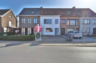 <p>Welkom in een woning waar ruimte, licht en zuidgerichte tuinbeleving hand in hand gaan!<br /><br />Op een zuidgericht perceel van 302 m² bevindt zich deze solide woning met een bewoonbare oppervlakte van ongeveer 175 m². Deze ruime gezinswoning combineert een praktische indeling met aangename leefruimtes en een zonnige, volledig omheinde tuin.<br /><br />Via de inkomhal op het <strong>gelijkvloers</strong> komt u in de leefruimte met de open en volledig uitgeruste keuken met kwalitatieve toestellen en veel kastruimte. De leefruimtes zijn bijzonder aangenaam en ruim: de gezellige zithoek met gashaard sluit mooi aan op de ruime living met lichtkoepels die voor veel natuurlijk licht zorgen. Aansluitend aan de leefruimte is er een praktische berging/wasruimte met spoelbak en voorziening voor wasmachine en droogkast. Verder is er een apart gastentoilet met handenwasser en achteraan bevindt zich een veranda met een mooi zicht op het terras en de tuin.Buiten geniet u van een ruim betegeld terras en een onderhoudsvriendelijke zuid-georiënteerde tuin die volledig omheind is. Achteraan is er een tuinhuis met een overdekt terras, ideaal voor een gezellige loungehoek.<br />Daarnaast beschikt de woning nog over een zij-inkom die perfect dienst kan doen als fietsenberging of extra bergruimte.<br /><br />Op de <strong>eerste verdieping</strong> bevinden zich twee ruime slaapkamers, beiden voorzien van ingemaakte kasten, evenals een badkamer met lavabomeubel, hangtoilet en ligbad met douche.<br /><br />Via de vaste trap bereikt u de <strong>zolderverdieping</strong>, waar een grote zolderkamer werd ingericht. Deze ruimte kan perfect dienen als derde slaapkamer en beschikt bovendien over extra bergruimte in een grote ingemaakte kast.<br /><br />Deze woning biedt veel ruimte en mogelijkheden, met een zonnige tuin en een aangename indeling.<br /><br />Graag laten wij u deze woning persoonlijk ontdekken. Neem gerust contact met ons op voor bijkomende informatie of een bezoek via verkoop@homevast.be of tel. 03 344 77 44.</p>