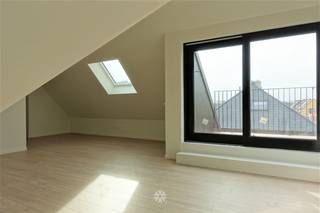 <p><span>GENT - Herderstraat 1: Op zoek naar een </span><span>ruime nieuwbouw studio met terras te huur</span><span> in Gent? Dan is dit pand mogelijk iets voor u.</span></p><p><span> </span></p><p><span>De belangrijkste troeven in een notendop: </span></p><ul><li><span>Lichtrijke nieuwbouw studio</span></li><li><span>Zonnig terras</span></li><li><span>Grote woon oppervlakte</span></li><li><span>Goed bereikbaar met openbaar vervoer, fiets en wagen</span></li></ul><p><span> </span></p><p><span>Indeling:</span></p><p><span>Ruime leef-slaapruimte met open volledig geïnstalleerde keuken, zonnig terras, badkamer met douche, toilet, lavabo en aansluiting wasmachine. Berging.</span></p><p><span>Er is ook aan de deur buiten van het appartement een grote open opbergruimte. Geen lift aanwezig.</span></p><p><span> </span></p><p><span>Beschikbaar vanaf 01/10/2026. Domicilie verplicht.</span></p><p><span>Maandelijkse huurprijs: € 795 + € 20 algemene kosten, EGW afzonderlijk af te rekenen. </span></p><p><span> </span></p><p><span>Neem contact op met Axel Lenaerts makelaars voor een bezoek via onze website.</span></p><p><span> </span></p><p><span> </span></p>
