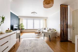 Bent u op zoek naar een betaalbaar instapklaar appartement met twee slaapkamers op een centrale locatie voor eigen gebruik of misschien toch als een ideale investering? Dan stellen wij graag dit appartement aan u voor, gelegen op de eerste verdieping van een verzorgd gebouw!<br /><br />Indeling<br />U betreedt het appartement via een ruime centrale inkomhal. Vooraan bevindt zich de woonkamer, waarlangs u terug in de hal komt. Vanuit de hal heeft u doorgang tot de gesloten keuken. De keuken heeft een kookplaat, dampkap en een dubbele spoelbak. Centraal aan de hal situeert zich de badkamer met ligbad en douchefunctie, enkele spoelbak met badkamermeubel. Tevens is hier aansluiting voor een wasmachine en/of droogkast. Er is een apart gastentoilet. Achteraan zijn er twee slaapkamers.<br />Op het gelijkvloers vindt u de bijhorende, privatieve kelderberging. Verder bevindt zich achter het gebouw een gemeenschappelijke koer.<br /><br />Ligging<br />Dit appartement is ideaal gelegen: nabij openbaar vervoer waarmee u binnen 20 minuten in het centrum van Antwerpen bent, en dicht bij de belangrijkste invalswegen. Vlakbij het Rivierenhof en het Ertbruggebos en winkels, supermarkten, bakkers, slagers, ... binnen handbereik. <br /><br />Het appartement is momenteel verhuurd aan een correcte huurder voor € 750/maand + € 250/maand vaste kosten.<br /><br />Pluspunten<br />- Energielabel B<br />- Dakisolatie aanwezig: 120mm PUR<br />- Lift in het gebouw <br />- Instapklaar en betaalbaar appartement<br /><br />Klinkt dit als een buitenkans die u niet kan wachten te grijpen? Bel dan snel naar One vastgoed via 03 360 85 30!