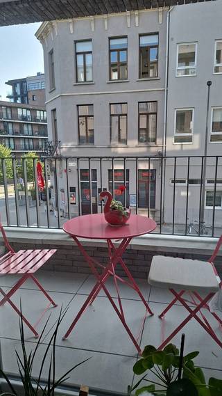 <p>Bij binnenkomst word je begroet door een lichte en ruime leefruimte met een moderne open keuken. De grote raampartijen zorgen voor een overvloed aan natuurlijk licht, terwijl de keuken is uitgerust met alle comfort, inclusief een ijskast met diepvriesvak, vaatwasser, combi-oven en een keramisch kookvuur. Vanuit hier heb je directe toegang tot het gezellige terras, perfect voor ontspannen momenten.<br /><br />Een handige berging met aansluiting voor wasmachine en droogkast biedt extra gemak. De badkamer is stijlvol ingericht met een bad-douche combinatie, dubbel lavabomeubel en een toilet. De twee slaapkamers zijn rustig gelegen aan de achterzijde van het appartement, waarvan één ruime tweepersoonskamer van 12 m2 en een gezellige éénpersoonskamer van 7,50 m2.<br /><br />Dit energiezuinige appartement is gebouwd volgens de BEN principes (Bijna Energie Neutraal), waardoor het zeer weinig energie verbruikt voor verwarming, ventilatie, koeling en warm water. Dit resulteert in een lage energiefactuur.<br /><br />Daarnaast is er de mogelijkheid om een parkeerplaats te huren voor slechts €100 per maand. De forfait voor gemeenschappelijke kosten, inclusief onderhoud en elektriciteit van gemeenschappelijke delen en lift, bedraagt €95 per maand.<br /><br />Dit unieke appartement is beschikbaar vanaf 1 oktober 2025, met een huurwaarborg van 3 maanden en een contractduur van 3 jaar. Mis deze kans niet om comfortabel en energiezuinig te wonen in dit prachtige appartement!</p>