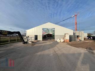 Dit hoogwaardig bedrijfsgebouw heeft een totale oppervlakte van 3.775 m² waarvan 275m² kantoren en sociale ruimte. De site is vlot bereikbaar...