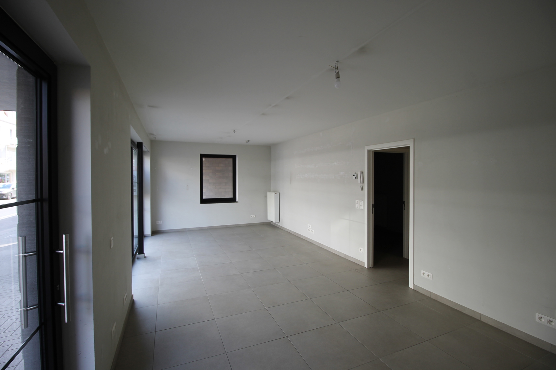 Gelijkvloers handelspand/kantoorruimte met 2 autostaanplaatsen in het centrum van Merksplas. - foto 2