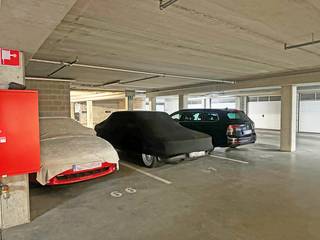 Gelegen in het wooncomplex Withof te Kontich, bieden wij deze uitstekend gelegen set van 6 autostaanplaatsen aan, inclusief één berging.De...