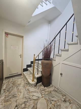 Immo Pické biedt U dit gunstig gelegen appartement op de tweede verdieping (zonder lift) aan, in het centrum van Sint-Pieters-Leeuw en geniet van...