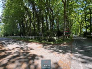 <p><span>Superbe terrain à bâtir d'une superficie de 33 ares 91 centiares situé au coeur du très prisé bois du Strihoux pour sa fantastique localisation dans un environnement de qualité à proximité des axes vers Bruxelles. Le terrain offre la possibilité de construire une grande villa au calme avec une splendide vue sur les bois et la nature. Il est aussi plat, arboré et libre de constructeur. Il développe une largeur de 52m et une profondeur de 68 m. Faire offre à partir de 390.000€. Infos et visites au 02/355.50.55.</span></p>