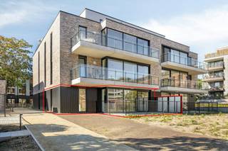 Dit volledig nieuwe en nog nooit bewoonde appartement bevindt zich op het gelijkvloers van residentie Gaz'eau, aan de Gazometerstraat in Hasselt. Dankzij de uitstekende ligging vlak bij Quartier Bleu en het stadscentrum bevinden winkels, restaurants, gezellige terrasjes en het station zich op wandelafstand.<br /><br />Het appartement heeft een bruto-oppervlakte van 77,18 m² en beschikt over een uitzonderlijk ruim terras van 22,21 m², rechtstreeks aansluitend op de leefruimte en met aangenaam uitzicht op de gemeenschappelijke tuin.<br /><br />Binnen vindt u een lichtrijke leefruimte met open keuken, twee slaapkamers, een badkamer, afzonderlijk toilet en praktische berging.<br /><br />Ook een privatieve kelderberging en ondergrondse autostaanplaats behoren tot het appartement.<br /><br />Troeven:<br /><br />Gloednieuw en nooit bewoond (schilderwerken kunnen nog naar eigen smaak worden uitgevoerd) <br /><br />Twee slaapkamers<br /><br />Ruim terras van 22,21 m²<br /><br />Uitzicht op de gemeenschappelijke tuin<br /><br />Privatieve kelderberging<br /><br />Ondergrondse parkeerplaats<br /><br />Rustige ligging vlak bij Quartier Bleu en hartje Hasselt<br /><br />Een unieke kans om gloednieuw te wonen op een toplocatie in Hasselt, met alle comfort van de stad én een aangenaam gevoel van rust.<br /><br />Let op, de vermelde prijs is de prijs excl. 21% btw.<br /><br />Een bezoek inplannen? Dat kan eenvoudig via de online agenda op www.dewaele.com.<br /><br />De algemene voorwaarden van Dewaele DIY kunt u steeds raadplegen via dewaele.com.<br /><br />Bestuursmaatregelen in het maatregelenregister: nee