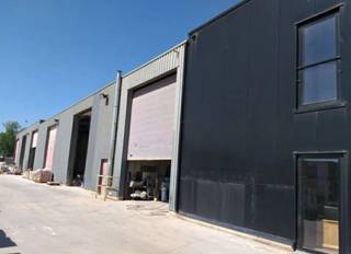 Dit industriële terrein van 8.868 m² beschikt over een bedrijfsgebouw van 1.387 m², inclusief moderne kantoren en een magazijn. De verharde buitenopslag biedt extra opslagcapaciteit. Gelegen nabij de E19 en E40, is het ideaal voor logistieke activiteiten en heeft het uitstekende bereikbaarheid. Het terrein biedt tevens uitbreidingsmogelijkheden voor verdere aanpassingen aan de bedrijfsbehoeften.<br /><br />Voor meer informatie of een bezichtiging, bel +32 (0) 2 462 32 00.