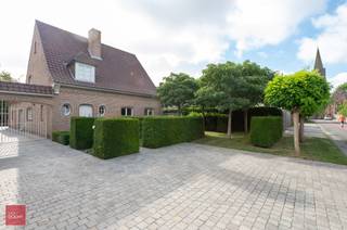 Instapklare villa bestaande uit een inkomhall, living met gas haard, eetplaats, lichtrijke uitbouw zitplaats, ingerichte keuken, 4...